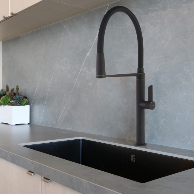Смеситель для кухни Ramon Soler с магнитным держателем и гибким изливом Kitchen Magnet 388801MCNM чёрный Смеситель для кухни Ramon Soler с магнитным держателем и гибким изливом Kitchen Magnet 388801MCNM чёрный