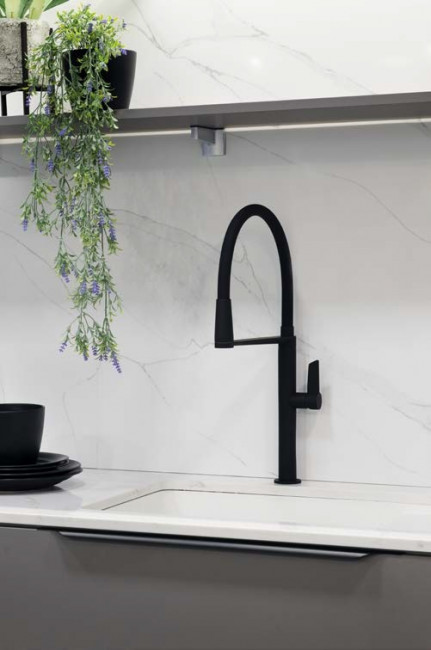 Смеситель для кухни Ramon Soler с магнитным держателем и гибким изливом Kitchen Magnet 388801MCNM чёрный Смеситель для кухни Ramon Soler с магнитным держателем и гибким изливом Kitchen Magnet 388801MCNM чёрный